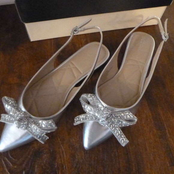 BCBGenerations SILVER KATLY SHOES sz-7 NIB POINTY FLATS - Picture 10 of 11